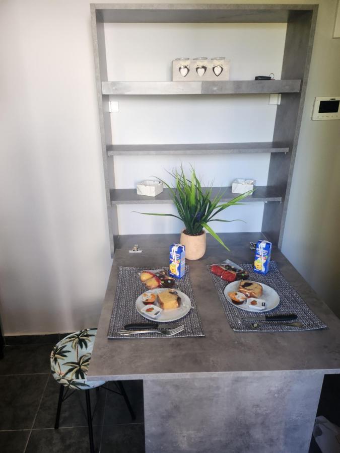 Small Luxury Apartment Anavyssos Bagian luar foto