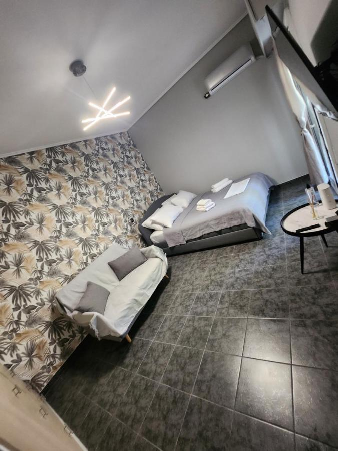 Small Luxury Apartment Anavyssos Bagian luar foto